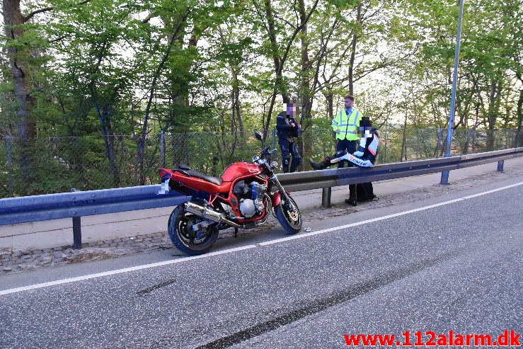 Han røg hen over autoværnet. Jellingvej i Vejle. 05/05-2020. Kl. 21:19.