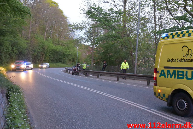 Han røg hen over autoværnet. Jellingvej i Vejle. 05/05-2020. Kl. 21:19.