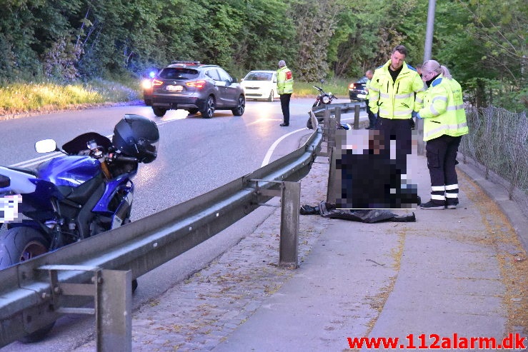 Han røg hen over autoværnet. Jellingvej i Vejle. 05/05-2020. Kl. 21:19.