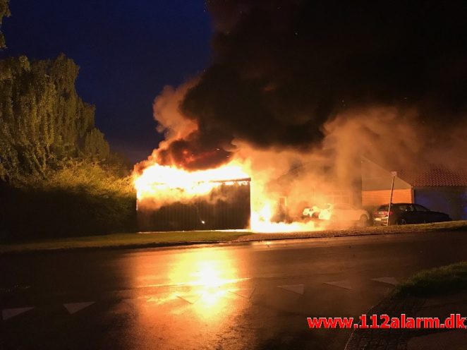 Ild i carport. Sandnæsvej i Vejle. 24/05-2020. KL. 03:53.