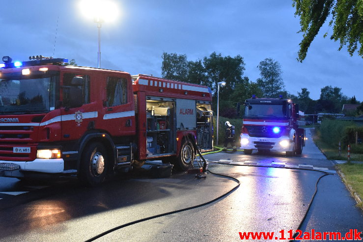 Ild i carport. Sandnæsvej i Vejle. 24/05-2020. KL. 03:53.