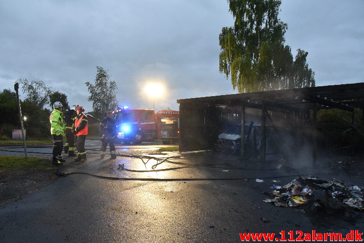 Ild i carport. Sandnæsvej i Vejle. 24/05-2020. KL. 03:53.