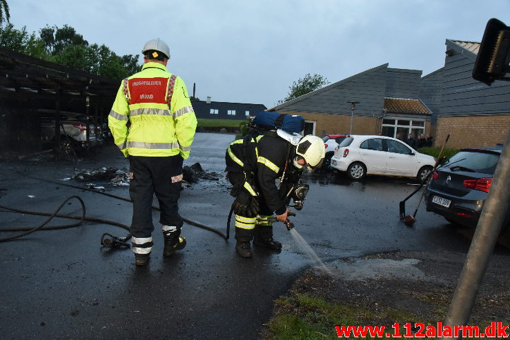 Ild i carport. Sandnæsvej i Vejle. 24/05-2020. KL. 03:53.