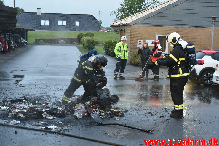 Ild i carport. Sandnæsvej i Vejle. 24/05-2020. KL. 03:53.