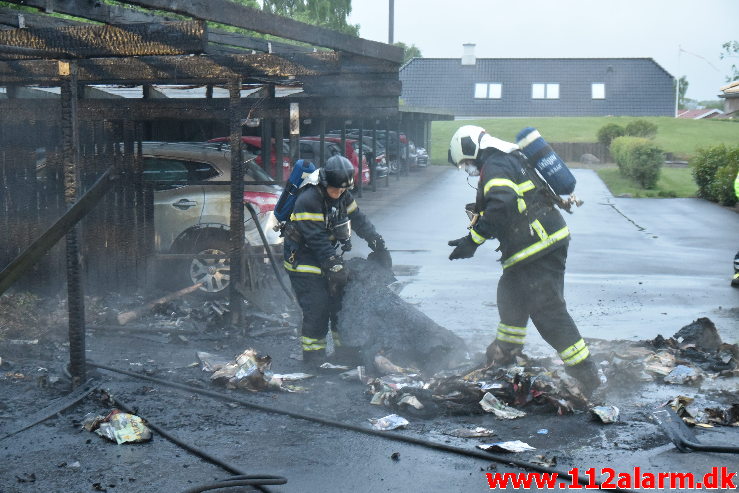 Ild i carport. Sandnæsvej i Vejle. 24/05-2020. KL. 03:53.