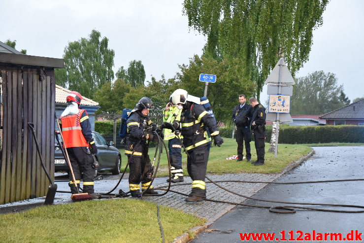 Ild i carport. Sandnæsvej i Vejle. 24/05-2020. KL. 03:53.