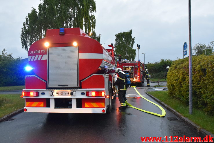 Ild i carport. Sandnæsvej i Vejle. 24/05-2020. KL. 03:53.