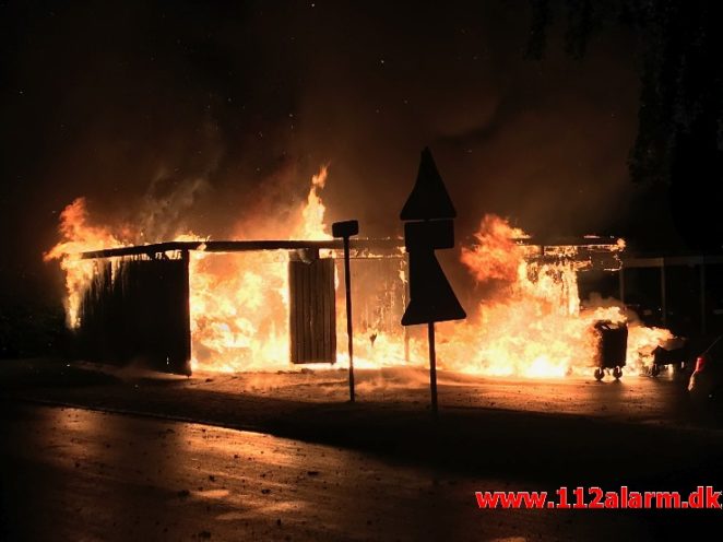 Ild i carport. Sandnæsvej i Vejle. 24/05-2020. KL. 03:53.