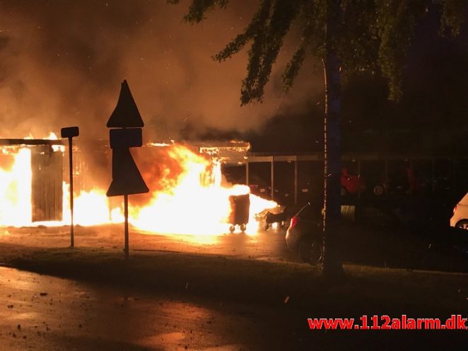 Ild i carport. Sandnæsvej i Vejle. 24/05-2020. KL. 03:53.