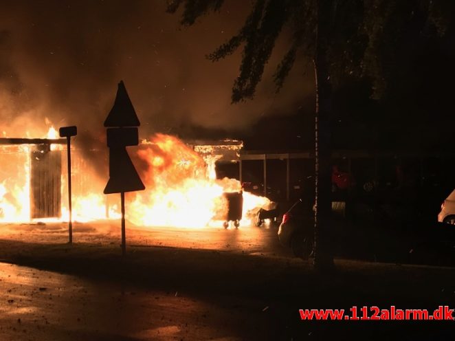 Ild i carport. Sandnæsvej i Vejle. 24/05-2020. KL. 03:53.