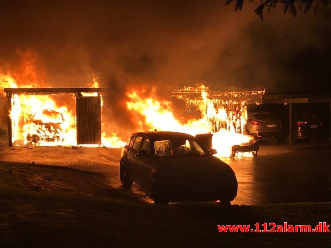 Ild i carport. Sandnæsvej i Vejle. 24/05-2020. KL. 03:53.