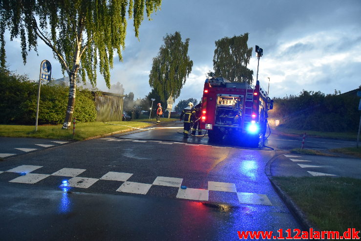 Ild i carport. Sandnæsvej i Vejle. 24/05-2020. KL. 03:53.