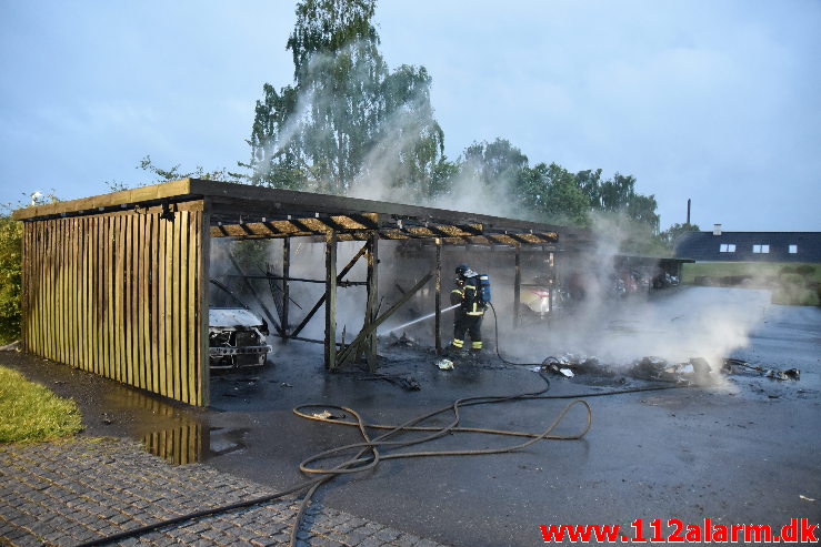 Ild i carport. Sandnæsvej i Vejle. 24/05-2020. KL. 03:53.