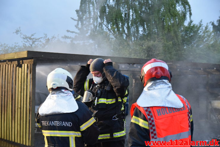 Ild i carport. Sandnæsvej i Vejle. 24/05-2020. KL. 03:53.