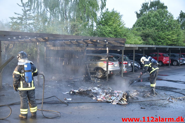 Ild i carport. Sandnæsvej i Vejle. 24/05-2020. KL. 03:53.