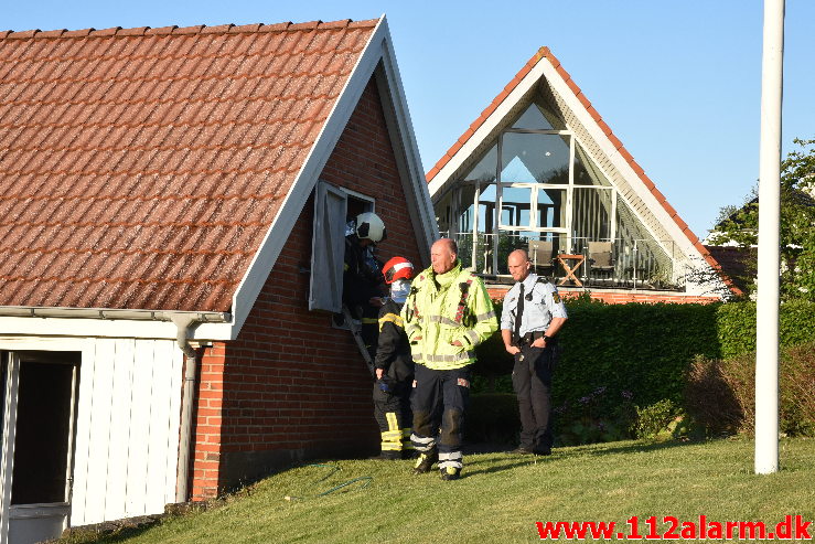 Ild i Fritliggende Garage. Dornsvej i Vejle. 27/05-2020. Kl. 20:14.