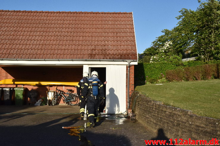 Ild i Fritliggende Garage. Dornsvej i Vejle. 27/05-2020. Kl. 20:14.