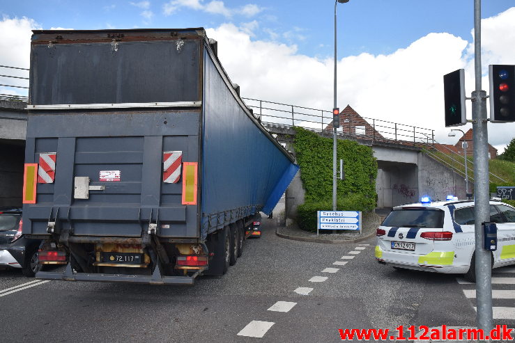 Lastbil i klemme under broen. Skovgade i Vejle. 08/06-2020. Kl. 10:00.