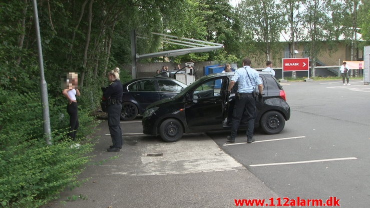 En 19-årig kvinde sparket på en bil. Circle K på Boulevarden i Vejle. 09/06-2020. Kl. 15:30.