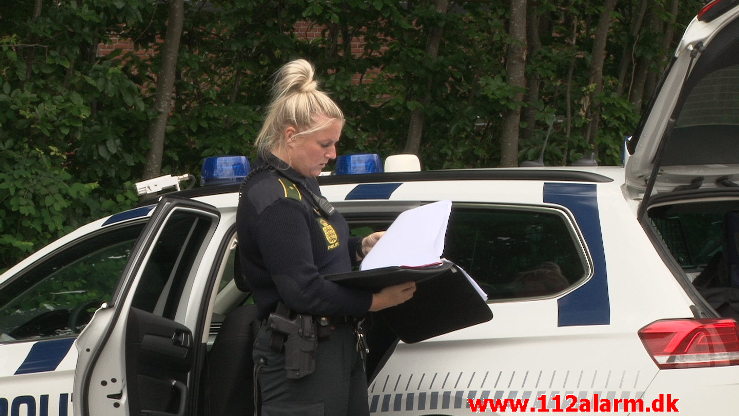 En 19-årig kvinde sparket på en bil. Circle K på Boulevarden i Vejle. 09/06-2020. Kl. 15:30.