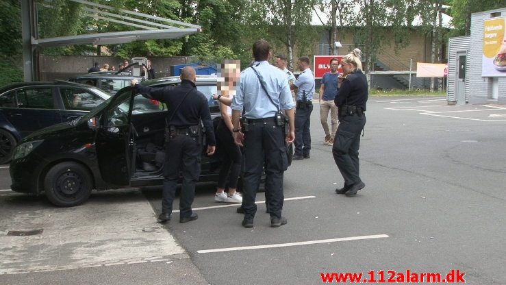 En 19-årig kvinde sparket på en bil. Circle K på Boulevarden i Vejle. 09/06-2020. Kl. 15:30.