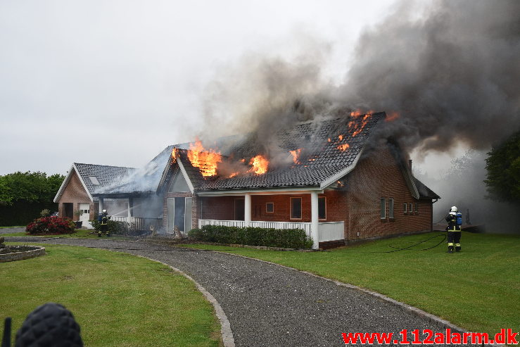 Voldsomt brand i Villa. Møllehusvej i Grejs. 12/06-2020. Kl. 18:34.