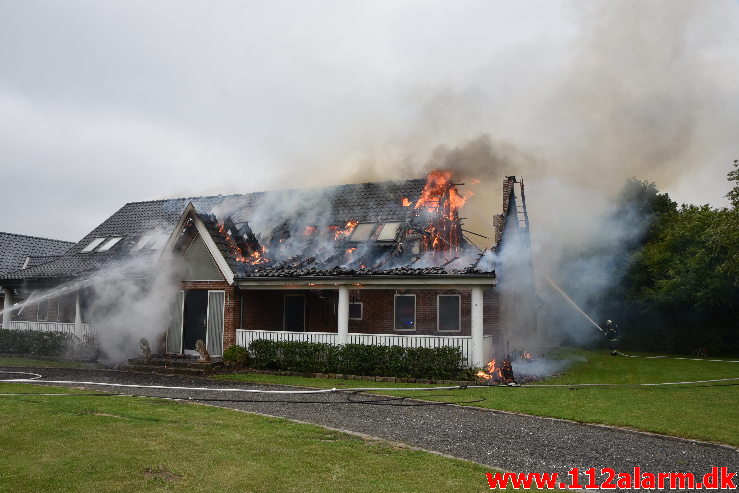 Voldsomt brand i Villa. Møllehusvej i Grejs. 12/06-2020. Kl. 18:34.