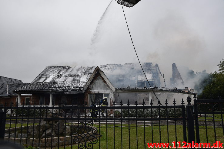 Voldsomt brand i Villa. Møllehusvej i Grejs. 12/06-2020. Kl. 18:34.