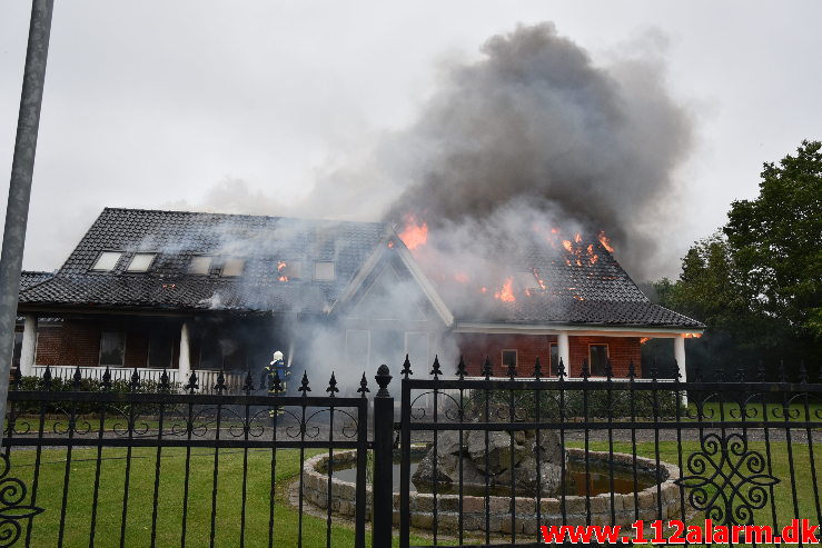 Voldsom brand i Villa. Møllehusvej i Grejs. 12/06-2020. Kl. 18:34.