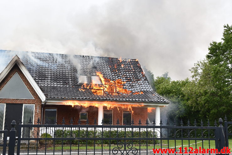 Voldsomt brand i Villa. Møllehusvej i Grejs. 12/06-2020. Kl. 18:34.