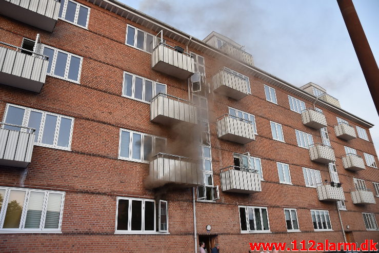 Voldsom brand i lejlighed. Haraldsgade 23 i Vejle. 16/06-2020. KL. 22:14.