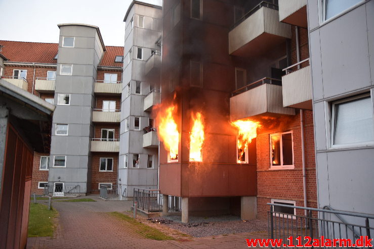 Voldsom brand i lejlighed. Haraldsgade 23 i Vejle. 16/06-2020. KL. 22:14.