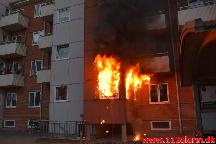 Voldsom brand i lejlighed. Haraldsgade 23 i Vejle. 16/06-2020. KL. 22:14.