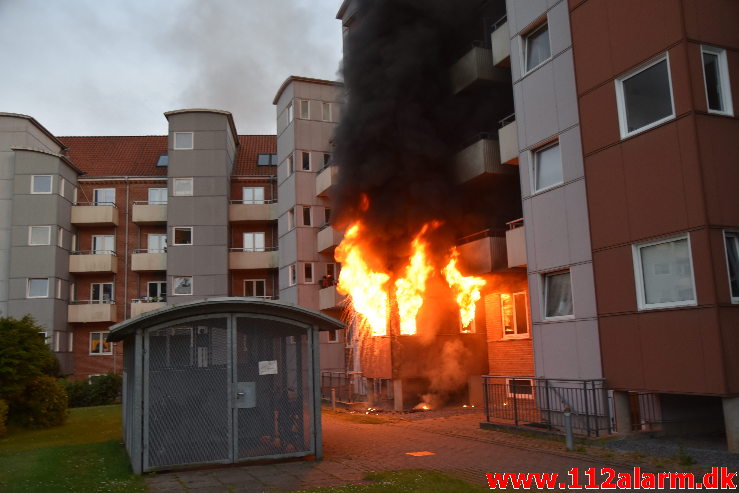 Voldsom brand i lejlighed. Haraldsgade 23 i Vejle. 16/06-2020. KL. 22:14.