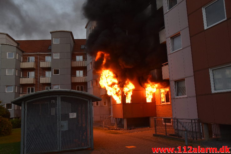 Voldsom brand i lejlighed. Haraldsgade 23 i Vejle. 16/06-2020. KL. 22:14.