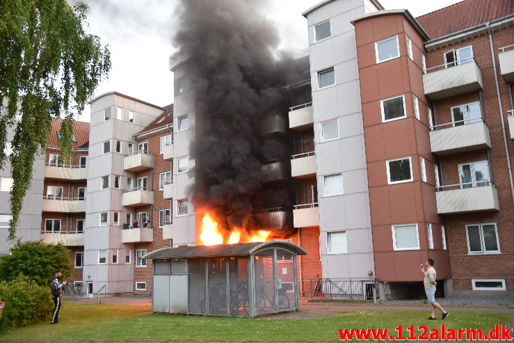 Voldsom brand i lejlighed. Haraldsgade 23 i Vejle. 16/06-2020. KL. 22:14.