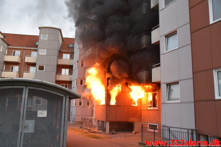 Voldsom brand i lejlighed. Haraldsgade 23 i Vejle. 16/06-2020. KL. 22:14.