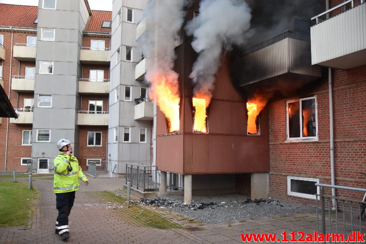 Voldsom brand i lejlighed. Haraldsgade 23 i Vejle. 16/06-2020. KL. 22:14.