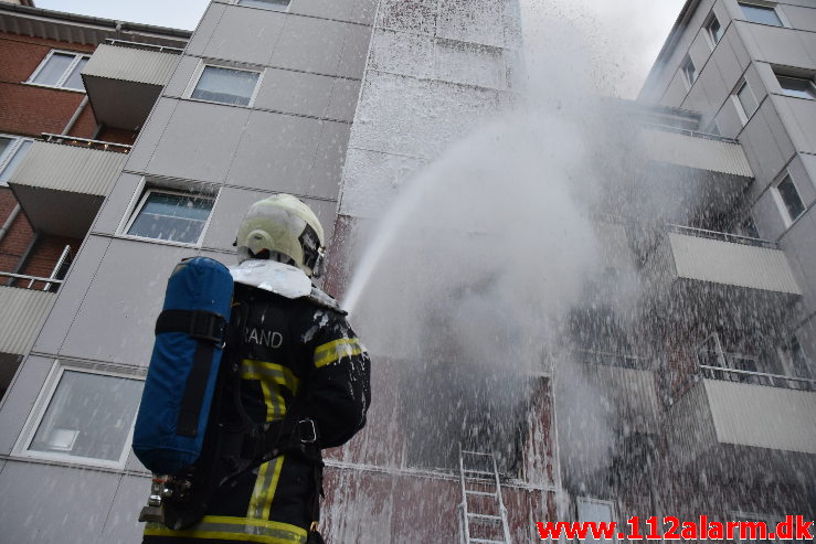 Voldsom brand i lejlighed. Haraldsgade 23 i Vejle. 16/06-2020. KL. 22:14.