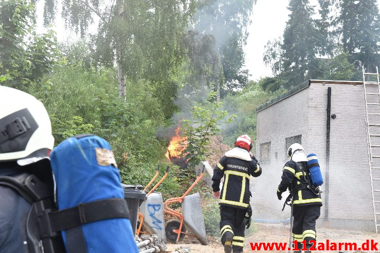 Brand i en Bobcat. Teglværksvej i Vejle. 26/06-2020. Kl. 15:06.