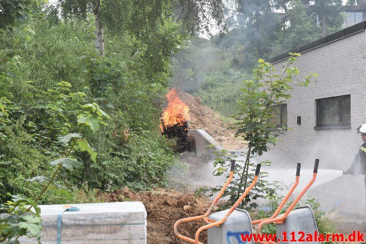 Brand i en Bobcat. Teglværksvej i Vejle. 26/06-2020. Kl. 15:06.