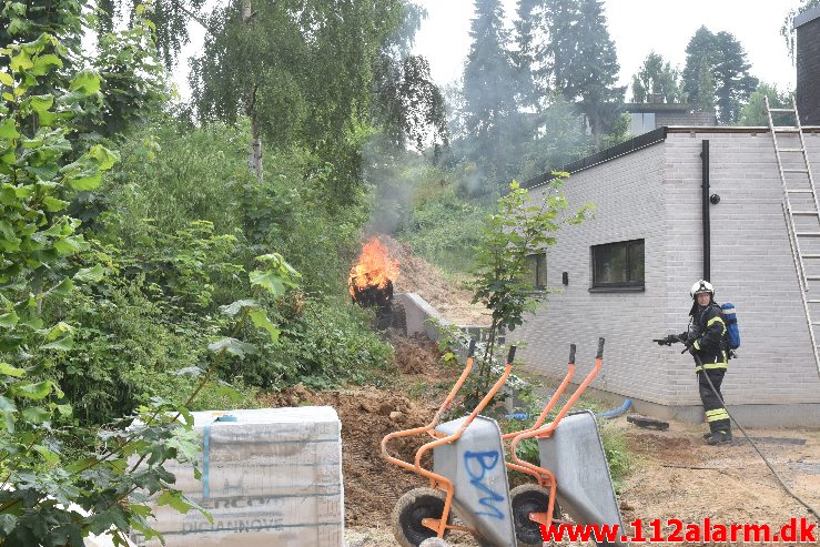 Brand i en Bobcat. Teglværksvej i Vejle. 26/06-2020. Kl. 15:06.