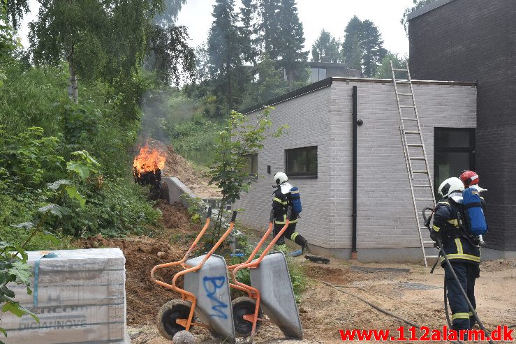 Brand i en Bobcat. Teglværksvej i Vejle. 26/06-2020. Kl. 15:06.