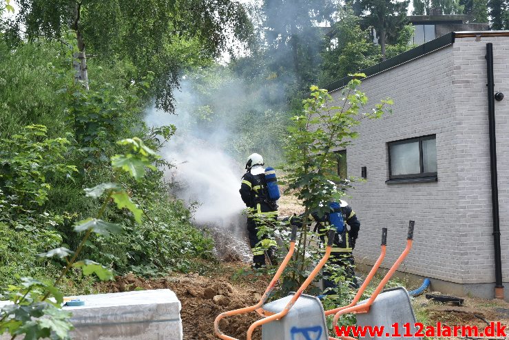 Brand i en Bobcat. Teglværksvej i Vejle. 26/06-2020. Kl. 15:06.