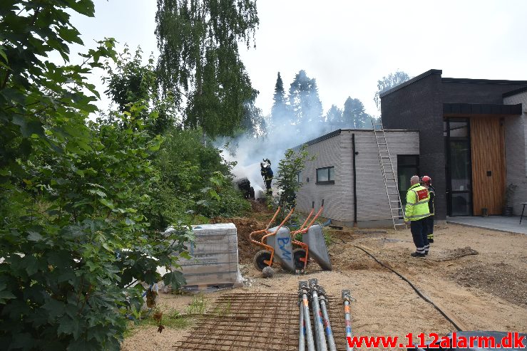 Brand i en Bobcat. Teglværksvej i Vejle. 26/06-2020. Kl. 15:06.