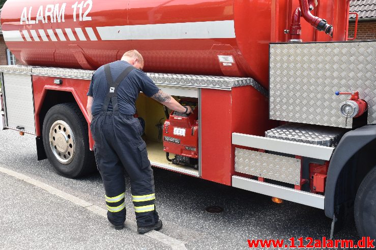 Landmand tabte gylle. Grejsdalsvej i Vejle. 27/06-2020. Kl. 09:50.