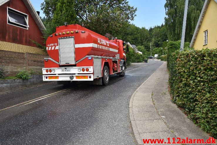 Landmand tabte gylle. Grejsdalsvej i Vejle. 27/06-2020. Kl. 09:50.