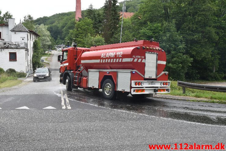 Landmand tabte gylle. Grejsdalsvej i Vejle. 27/06-2020. Kl. 09:50.