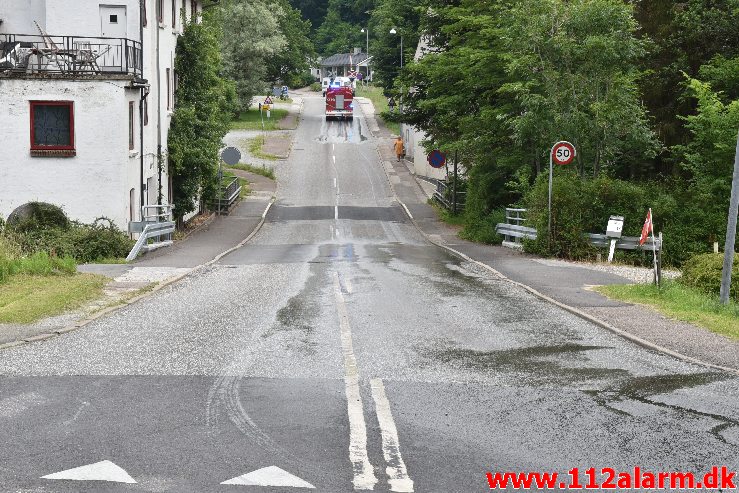 Landmand tabte gylle. Grejsdalsvej i Vejle. 27/06-2020. Kl. 09:50.