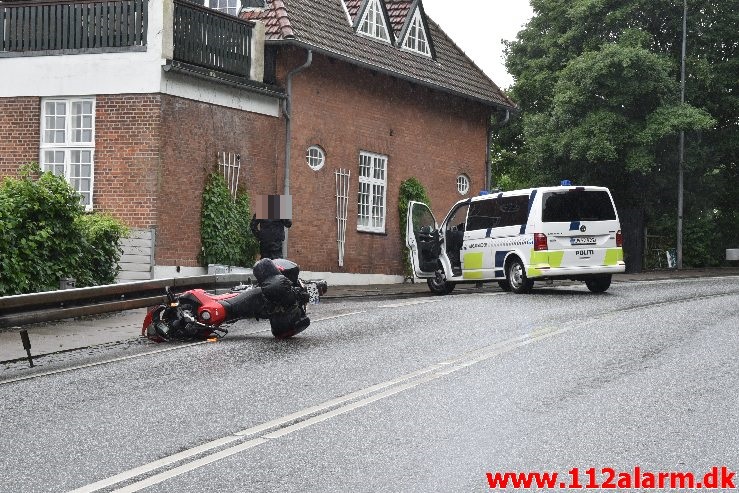 Væltet en motorcyklist. Jellingvej i Vejle. 04/07-2020. Kl. 10:06.